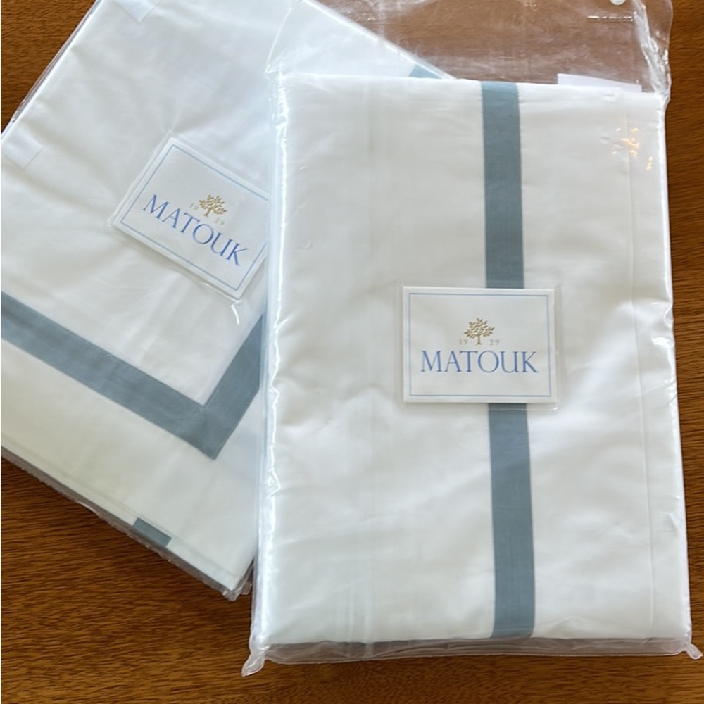 MATOUK LOWELL QUEEN DUVET + (2) King Shams